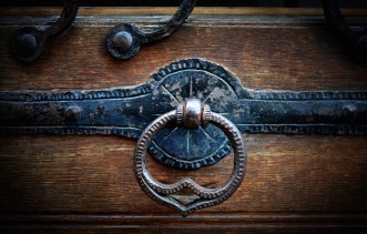 doorknocker-1946649_1280
